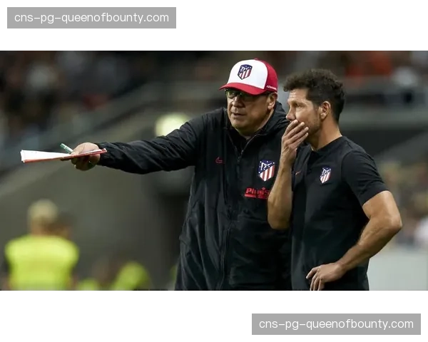 场边的智者：马竞助理教练布尔戈斯在2026年3月比赛中的战术笔记被镜头捕捉