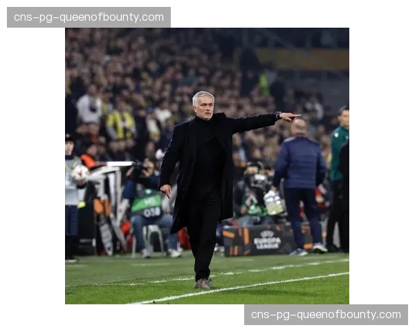 穆里尼奥赛后与裁判激烈交流，罗马主帅不满判罚尺度